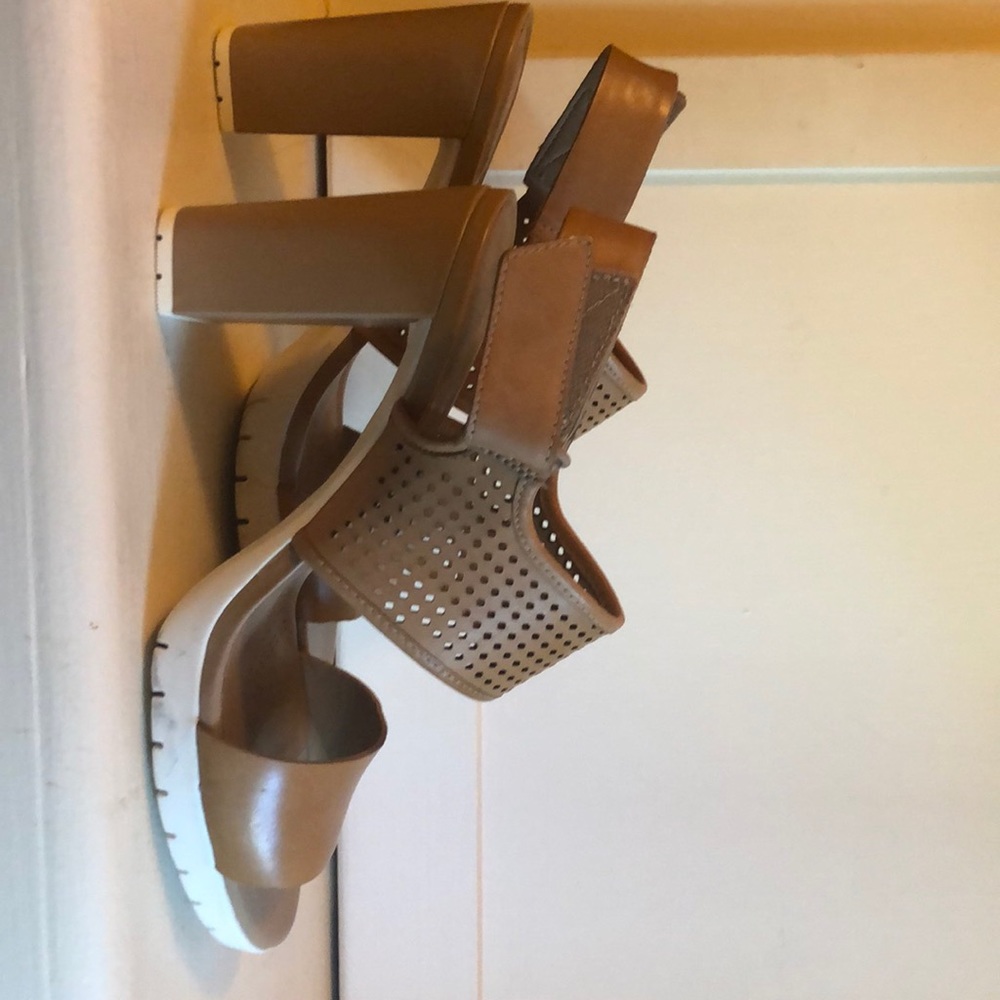 Beautiful neutral chunky pump. Clarks size 9 us